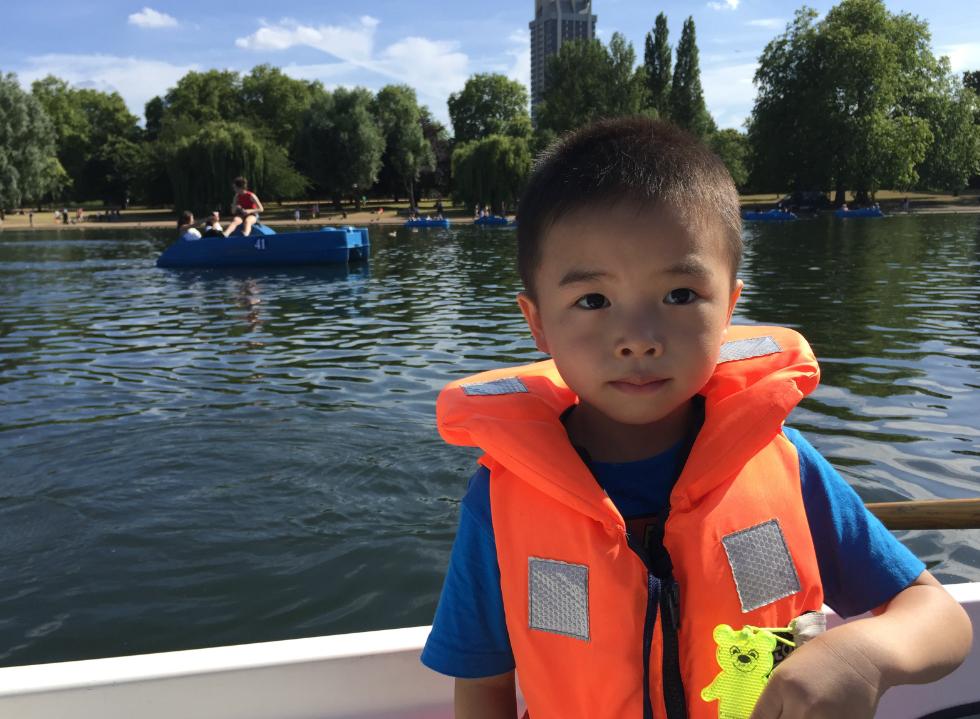 只因想去国外，幼儿园男宝被指“言论不当”，谁的“玻璃心”碎了