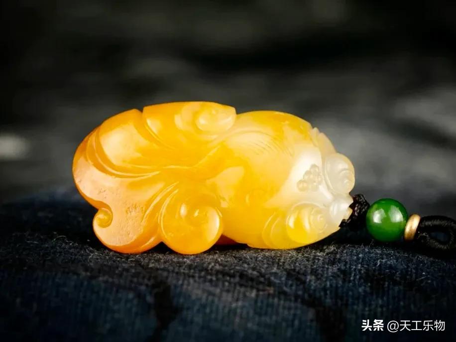 和田玉黄沁籽料大师玉雕极品图片,1200克的和田玉籽料黄沁多少钱