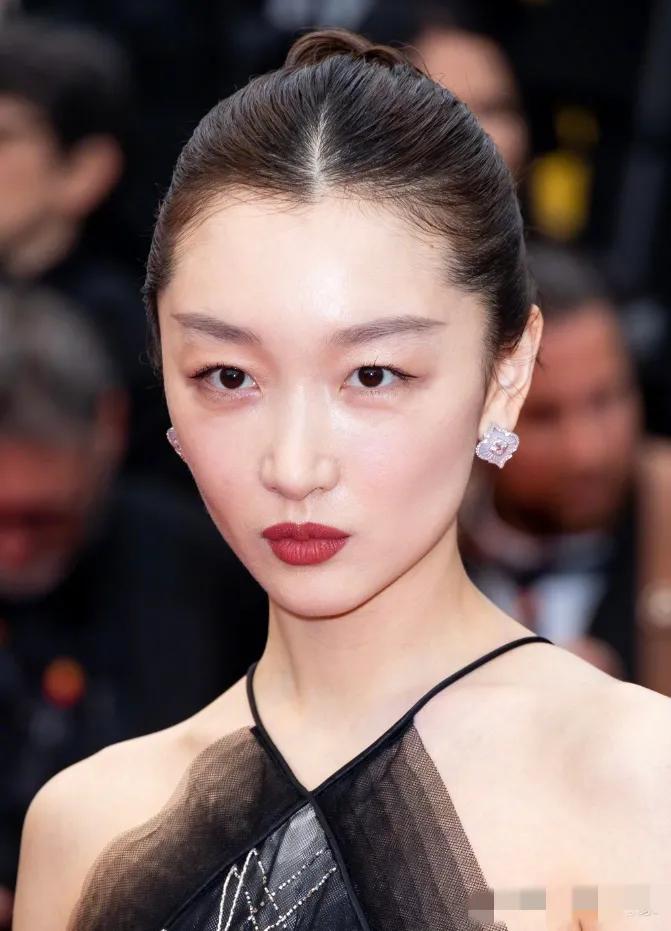 周冬雨面相分析,周冬雨早期后期面相