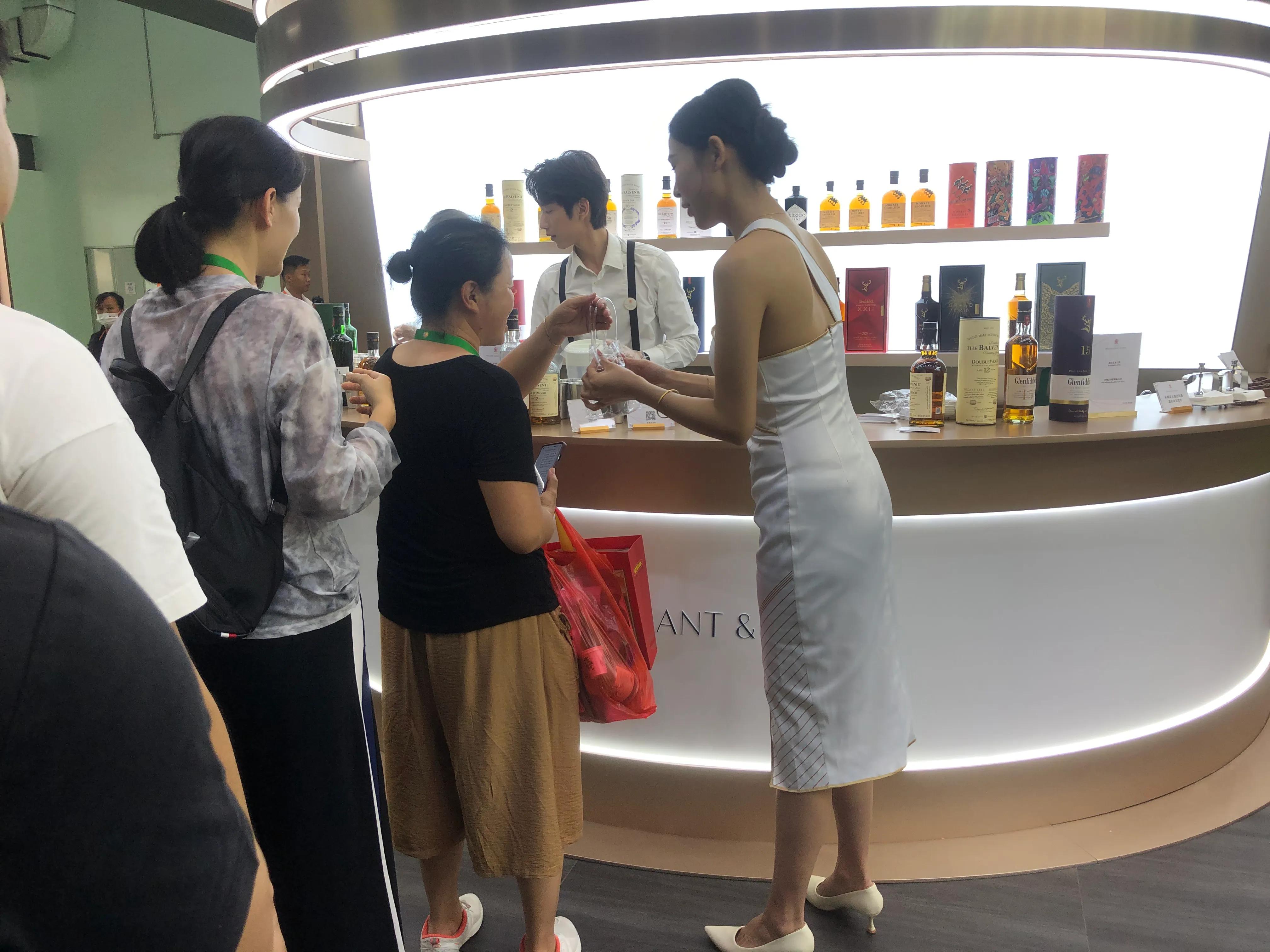 逛消博会高科技大开眼界游海口体验海南人慢生活