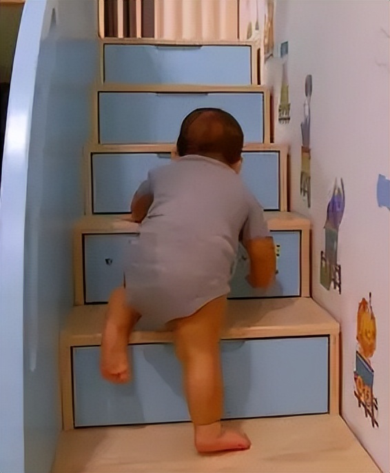 宝宝不会爬也不愿意趴怎么办,七个月宝宝不会爬总想站