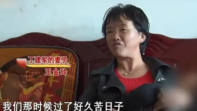 29岁姑娘抛夫弃子，执意嫁当姥爷的50岁大爷，男子：她能帮我赚钱