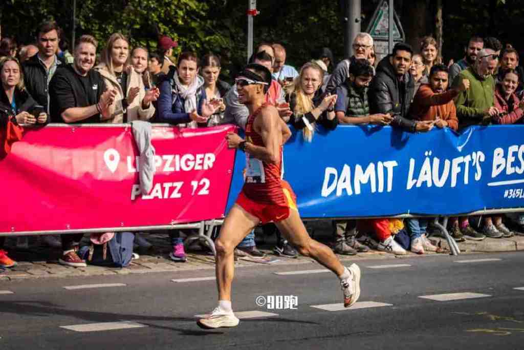 柏林马拉松基普乔格视频,基普乔格神人