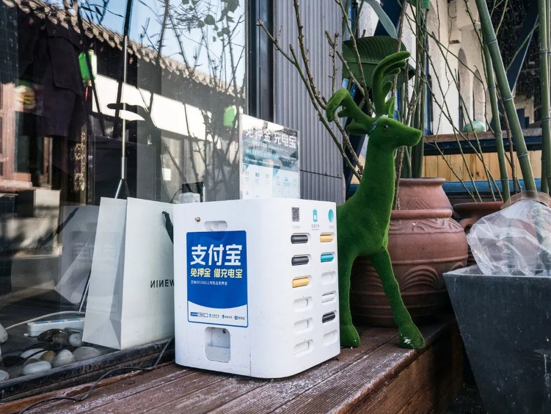 现在1块钱能买啥：1/4碗热干面，3片散装卫生巾，坐次184公里火车