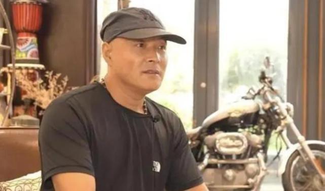 眼镜蛇被炖汤后，被剪掉的蛇头突然“复活”咬人，老伯差点丧命