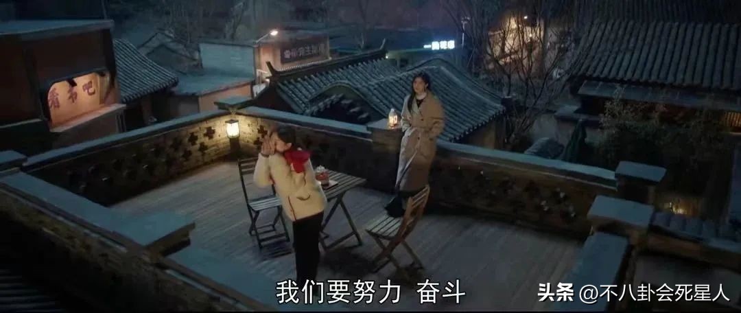 国产剧又见“假穷人”，买二手手机、抢五折牛排，却住北京四合院