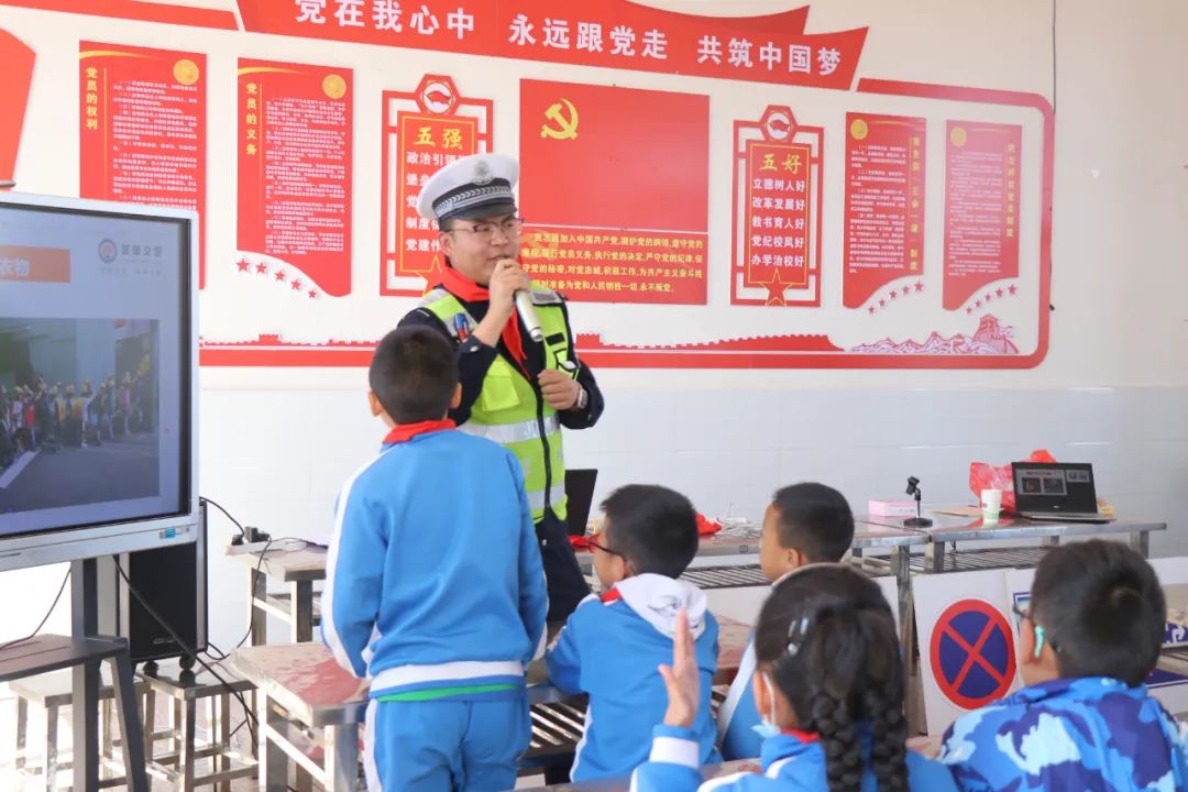 交通安全教育宣传进村居活动,平安童行交通安全进校园主题活动