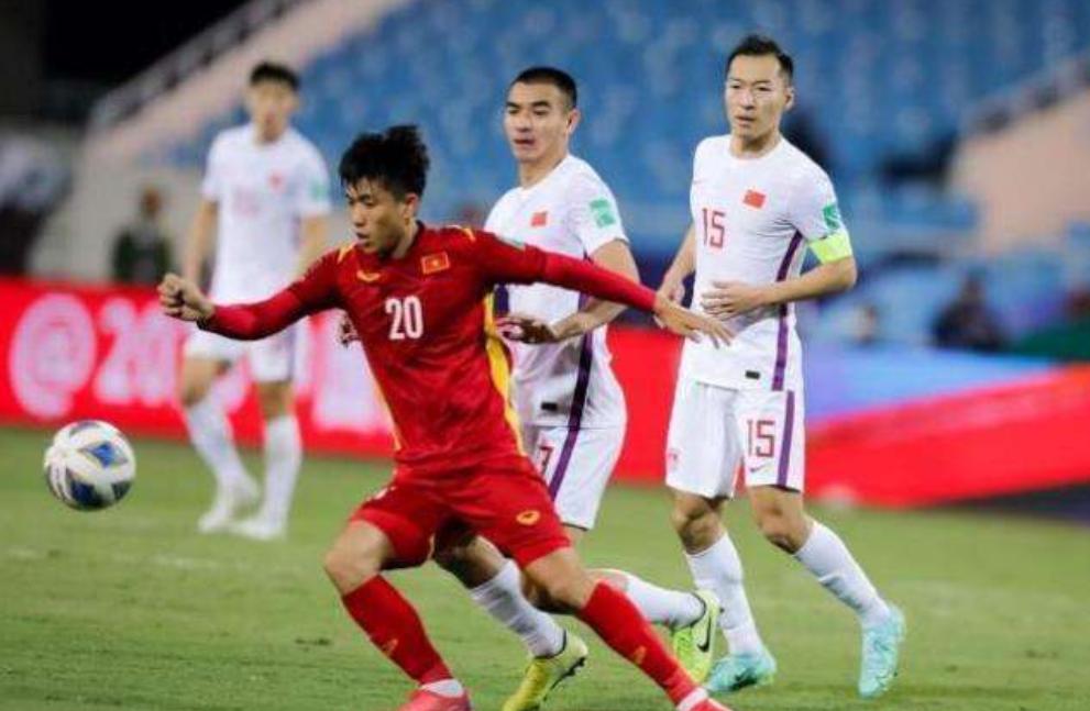 安徽一老师“嘲讽”男足，自创标语在校园里*放播**，评论区两极分化