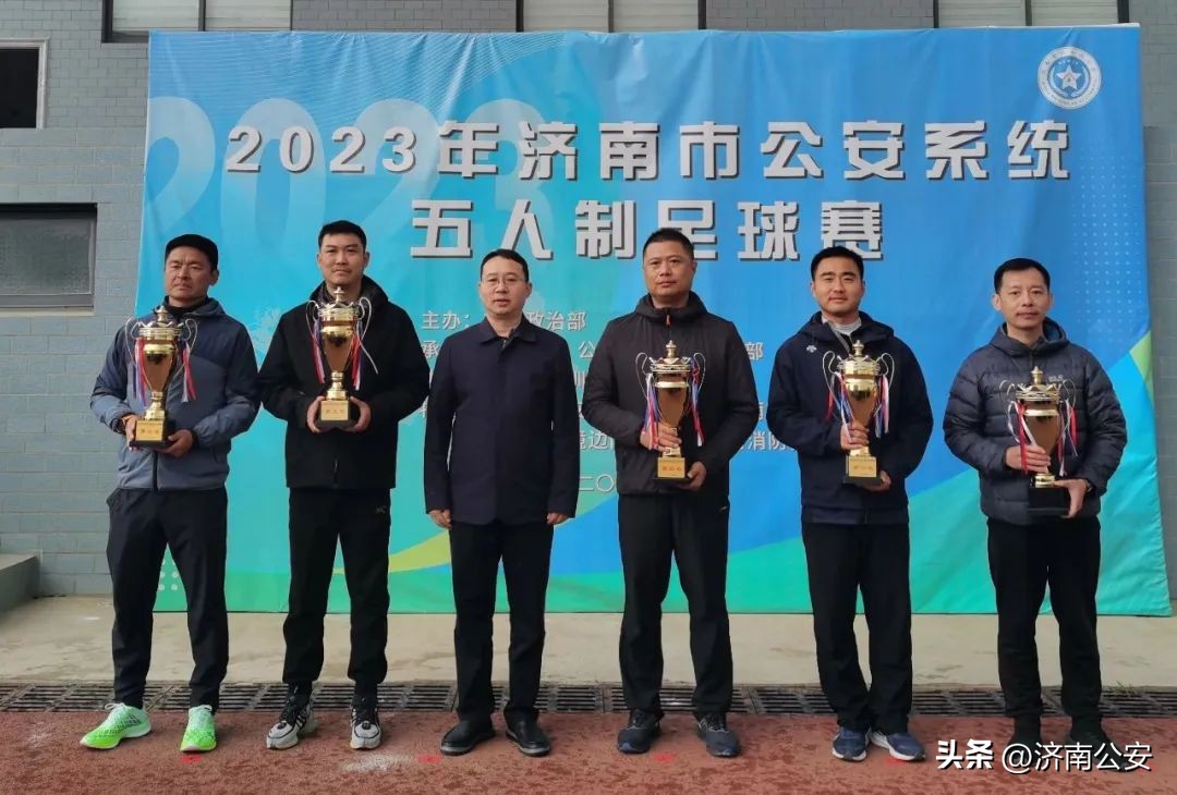 瞧瞧～警察队伍里的“足球小子”！