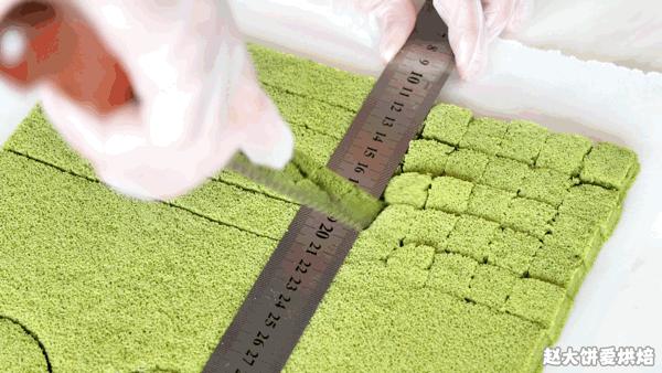 奶油巧克力蛋糕颜值与美味并存,diy颜值高简单不用烤箱小蛋糕