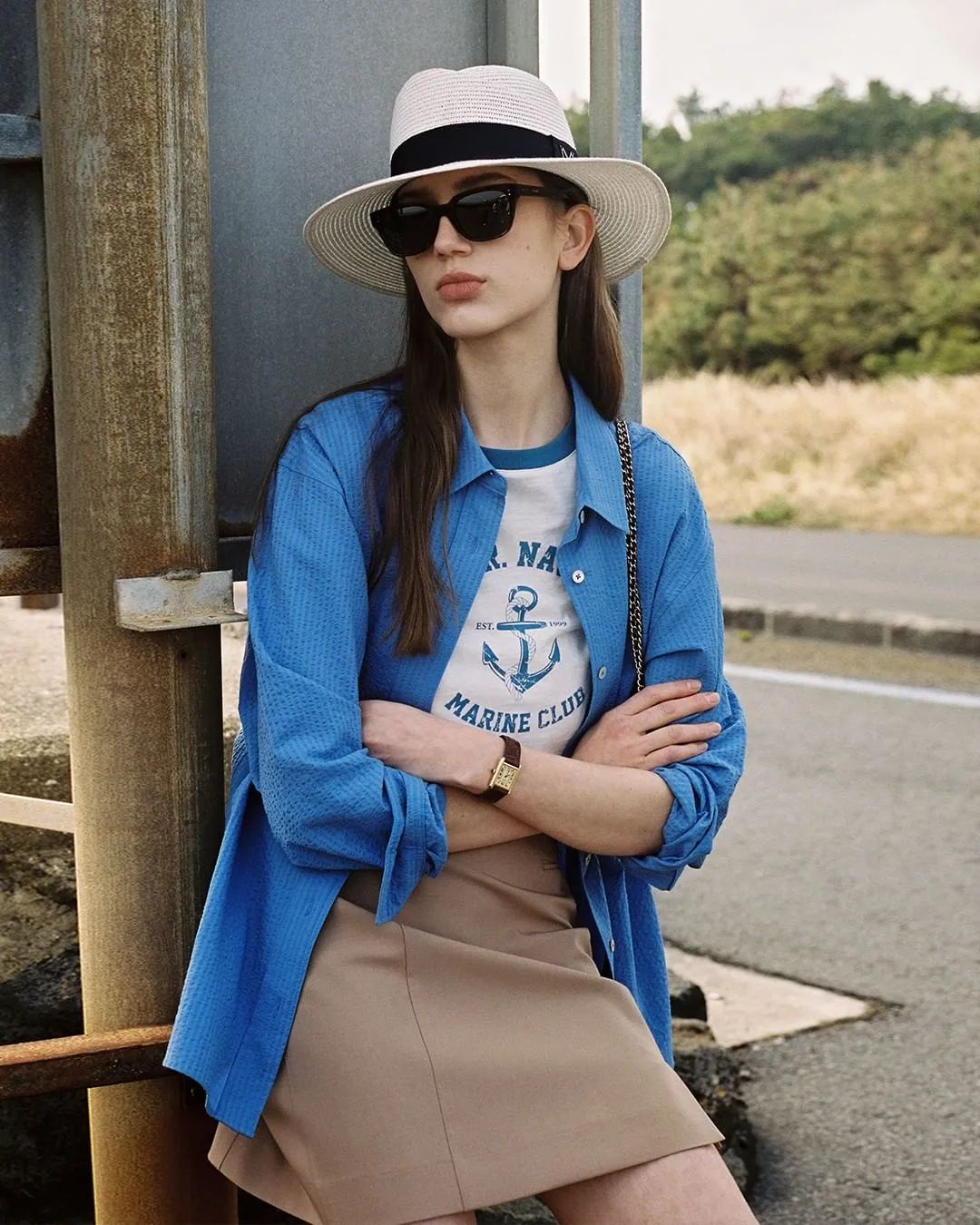 男t恤搭牛仔裤加皮带有哪些穿法,t恤配裤子的时髦穿法