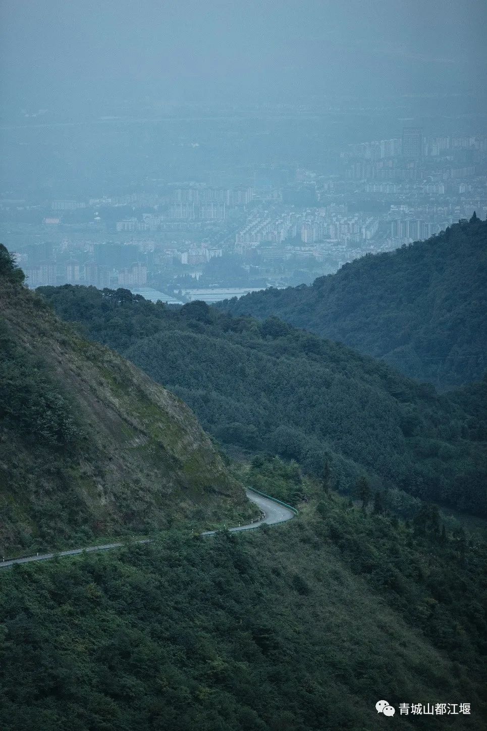 抓住秋天的尾巴！都江堰必打卡的8大晚秋好去处，步青山观烟岚云岫、入古城拾千年烟火，来过都会爱上