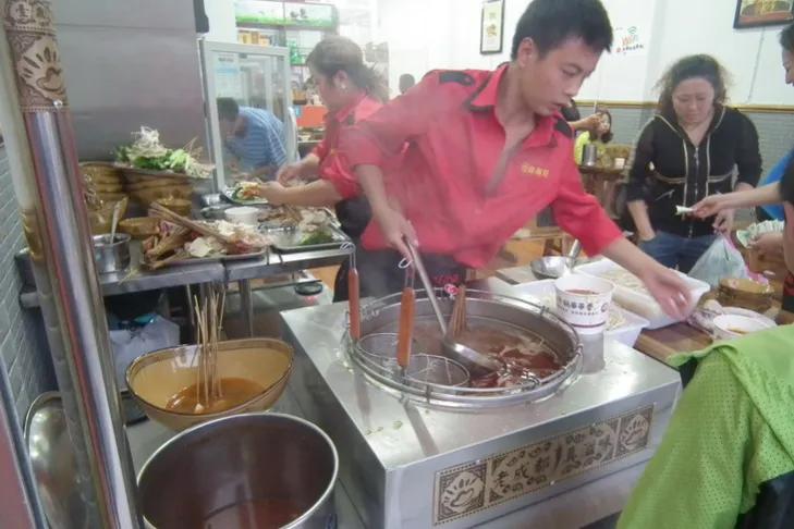 在小县城卖麻辣烫一年能挣多少钱,路边麻辣烫一年能挣多少钱