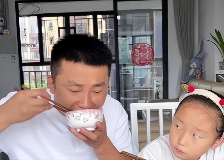 9岁小网红沦为赚钱工具,父母离婚后仍不间断更新,掉钱眼里了?