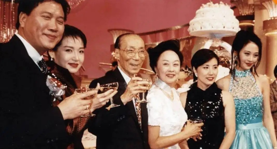 她是香港铜锣湾“主人”，一年光租金就25亿，家族是TVB前东家