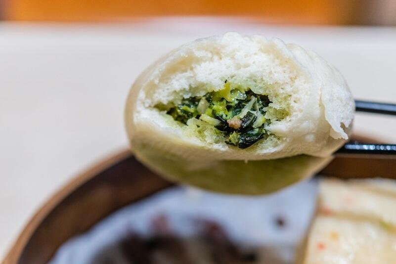 蒸青菜包子，为何总是发黄？教你2招，青菜翠绿不变色，香喷喷的