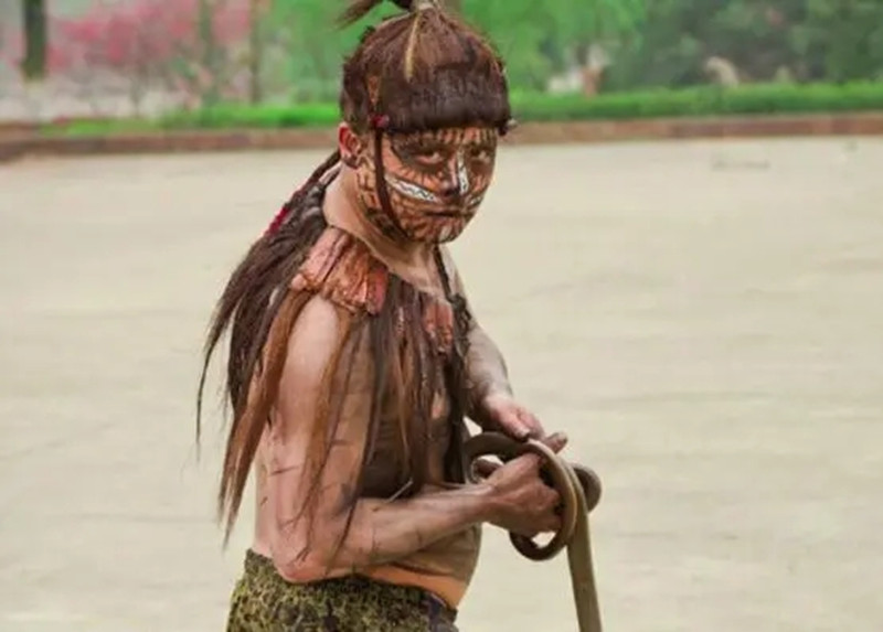 湖南嗜血野人：7岁掉入天坑，生吃蛇鼠存活8年，结局让人哭笑不得