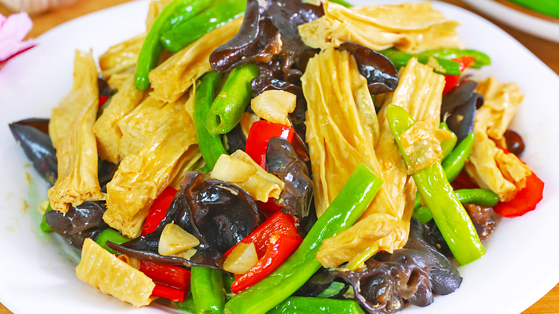 建议女人，多善待自己，少喝奶茶多吃6道菜，脸色红润，精神饱满