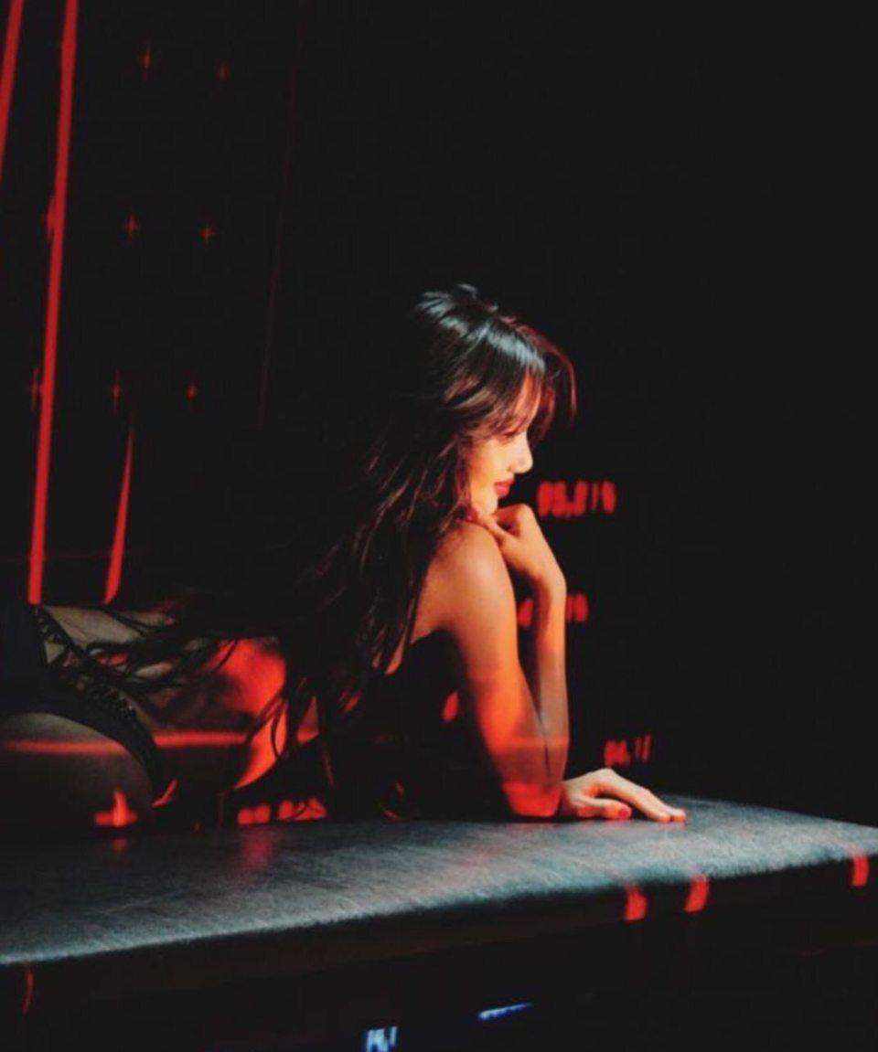 Lisa自晒“疯马秀”演出照,K线图前舞动,后台咧红唇跟继父同框