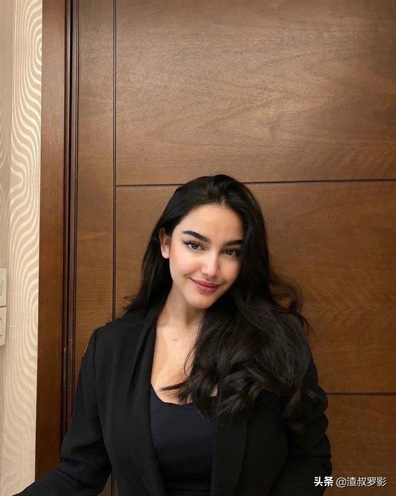 23岁印尼女星*身卖**赚快钱，光着身子在酒店被捕，哭诉都是疫情的祸