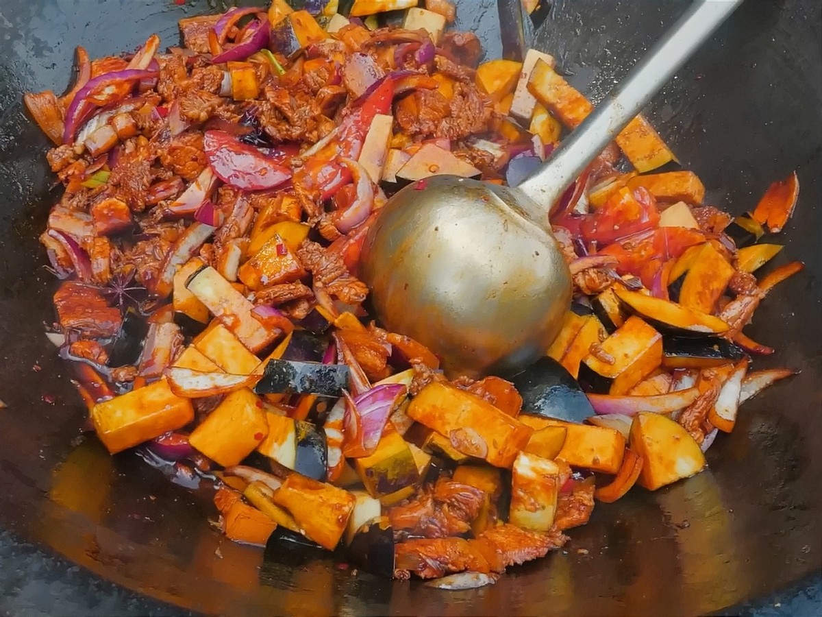 河北农村小馆子，开在村口集装箱，10元管够吃，烙饼炖菜真香