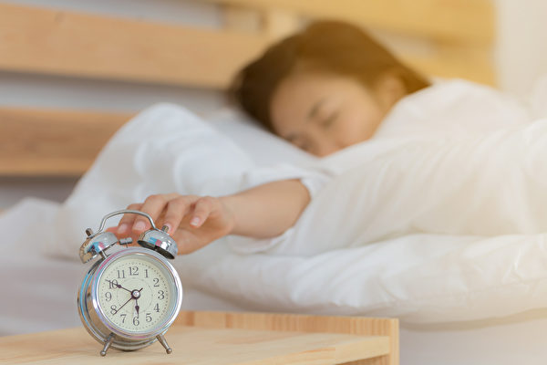 闹钟叫不醒怎么办有什么办法,闹钟叫不醒教你一招