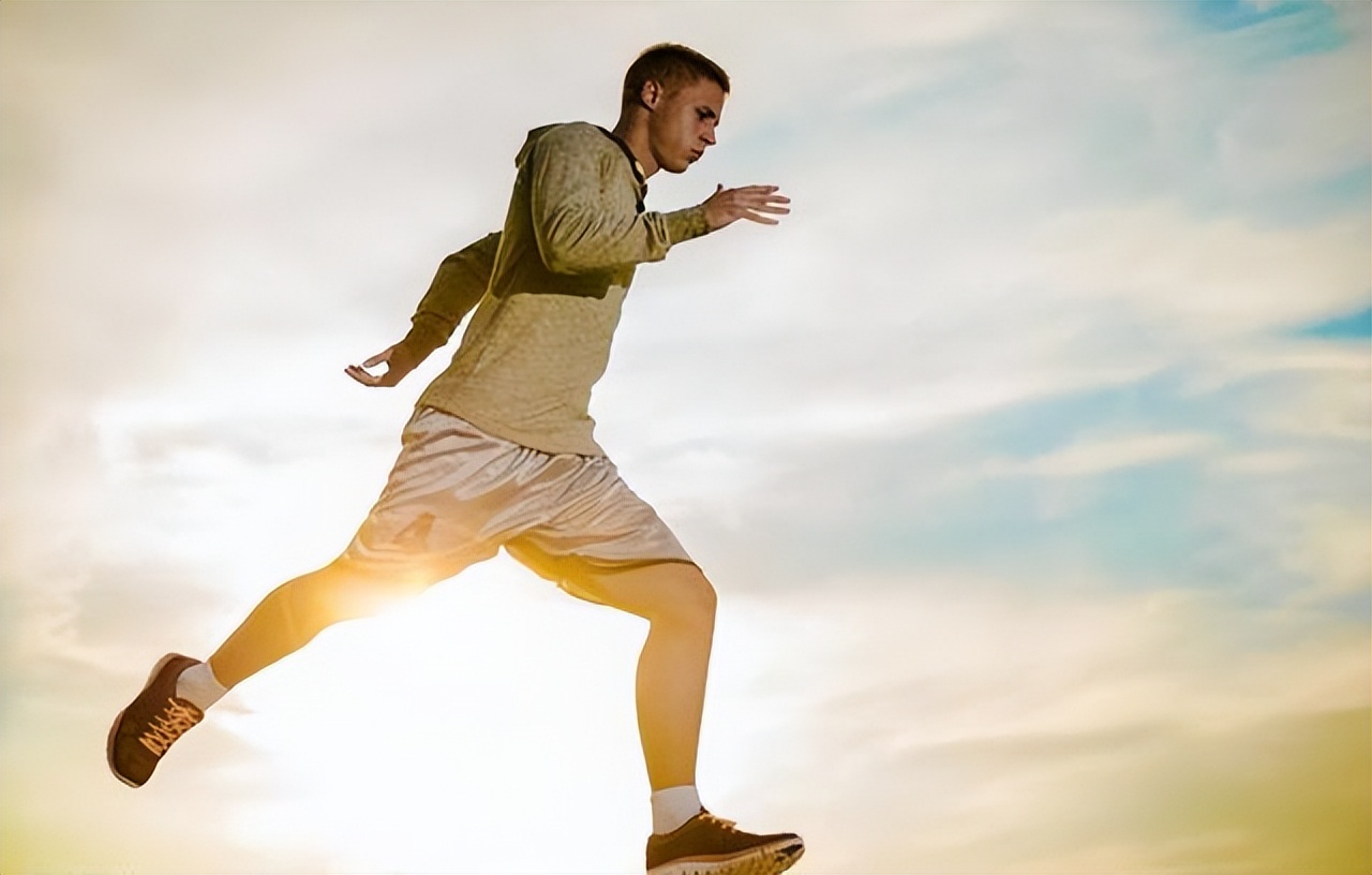 排尿很黄、异味大？提醒：多半与这4件事有关，一定要留意