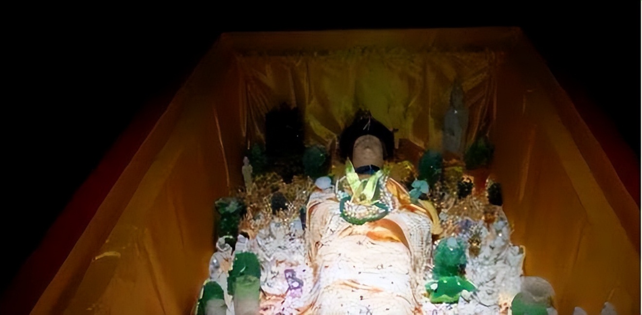 至今发现的蒙古大墓,内蒙出土一具龙袍女尸