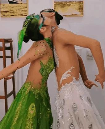 “一丝不挂”还不害臊，娱乐圈为艺术献身的“流氓真相”藏不住了