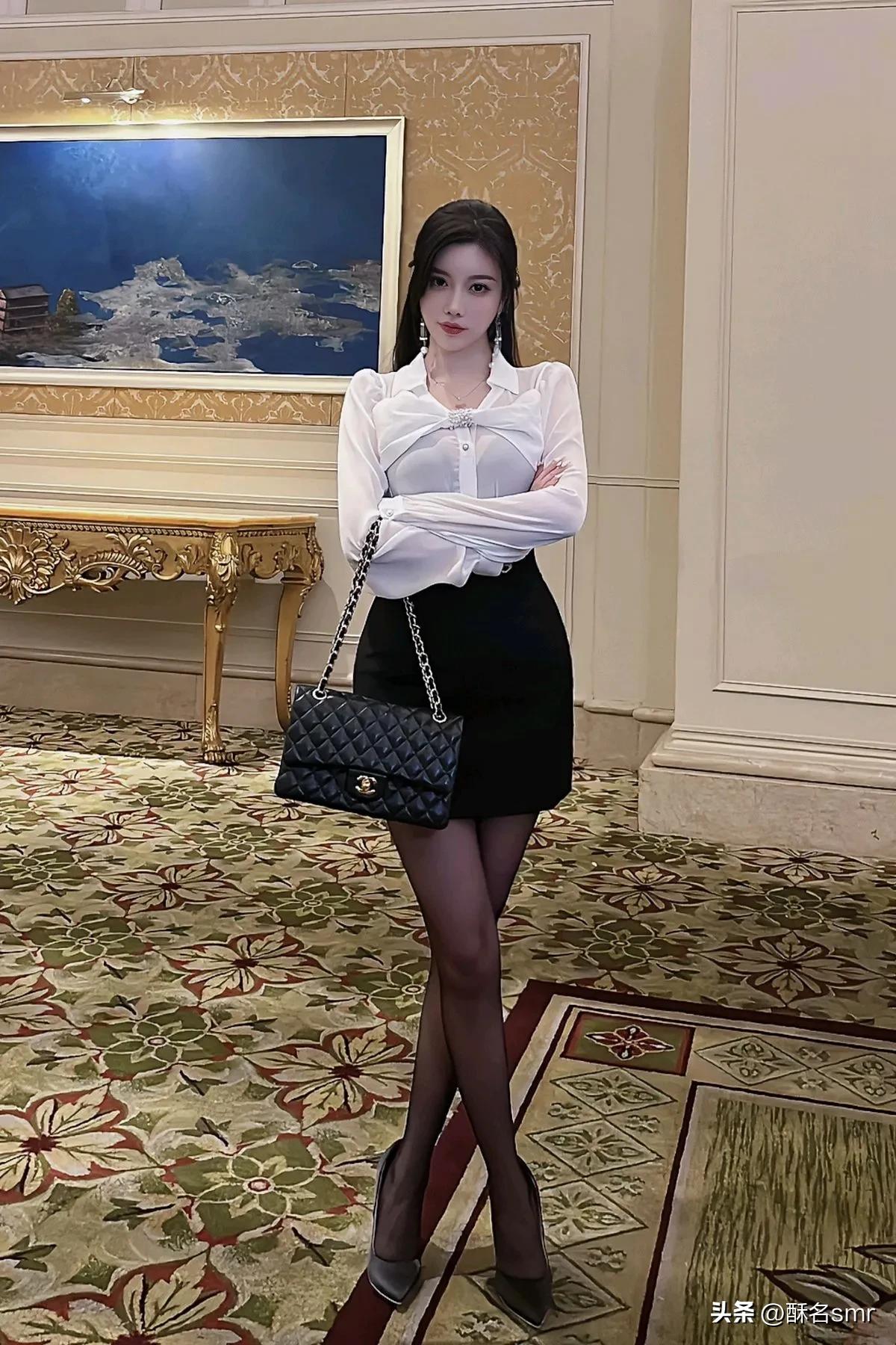 白衬衫和黑色吊带长裙怎么穿搭,时尚又不失典雅风格的女生穿搭