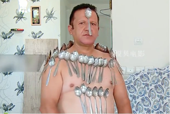 男孩的身体有强磁，可以吸住50斤铁锅，还能帮邻居用磁力治病