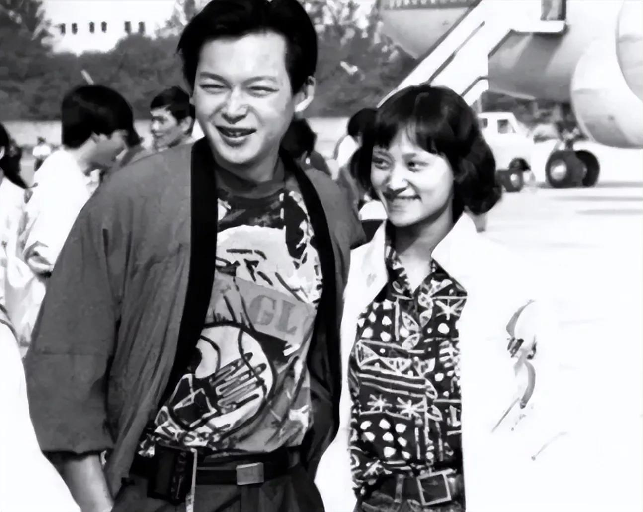 黄健翔前妻是端盘子的吗,足球解说员黄健翔现任妻子