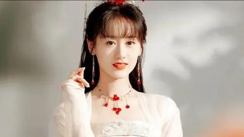 她曾被誉为娱乐圈校花,她被称为最美校花