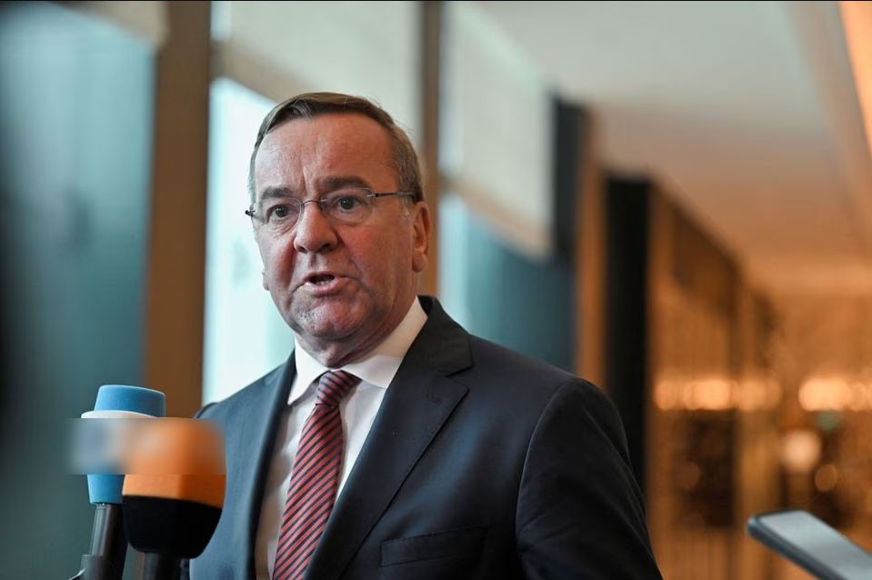 非说中国雇佣德退役飞行员！德国防长口气不小，扬言派军舰来巡航