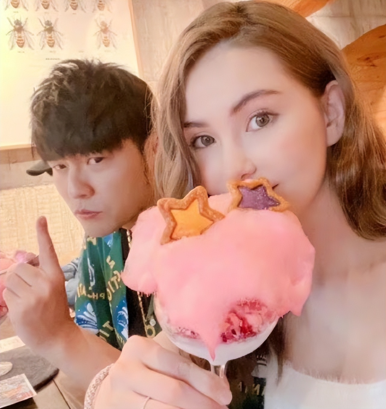 周杰伦晒儿子罗密欧赏画照,周杰伦儿子罗密欧发型