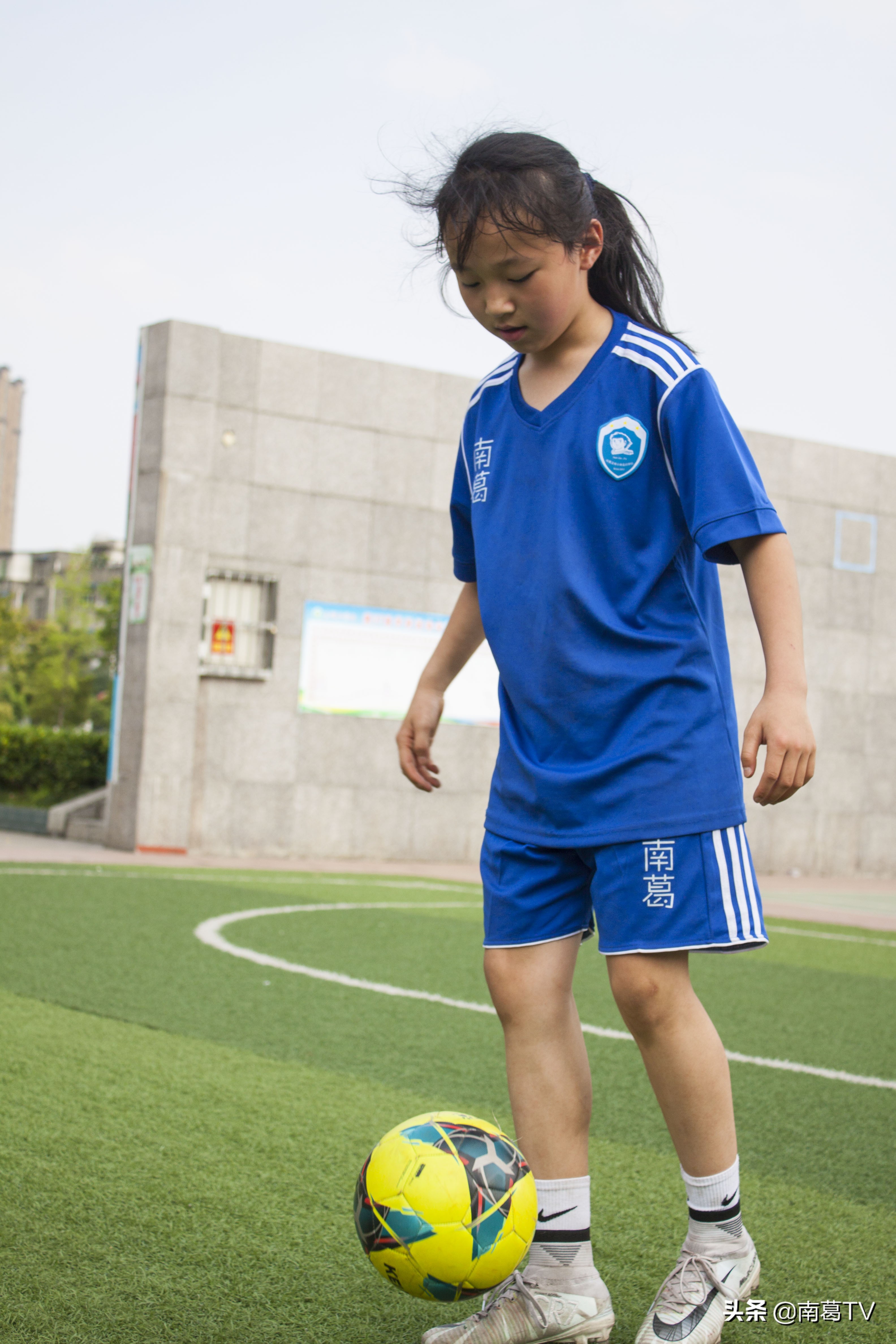 爱踢球的女人漂亮吗,爱足球的女孩一定很有魅力