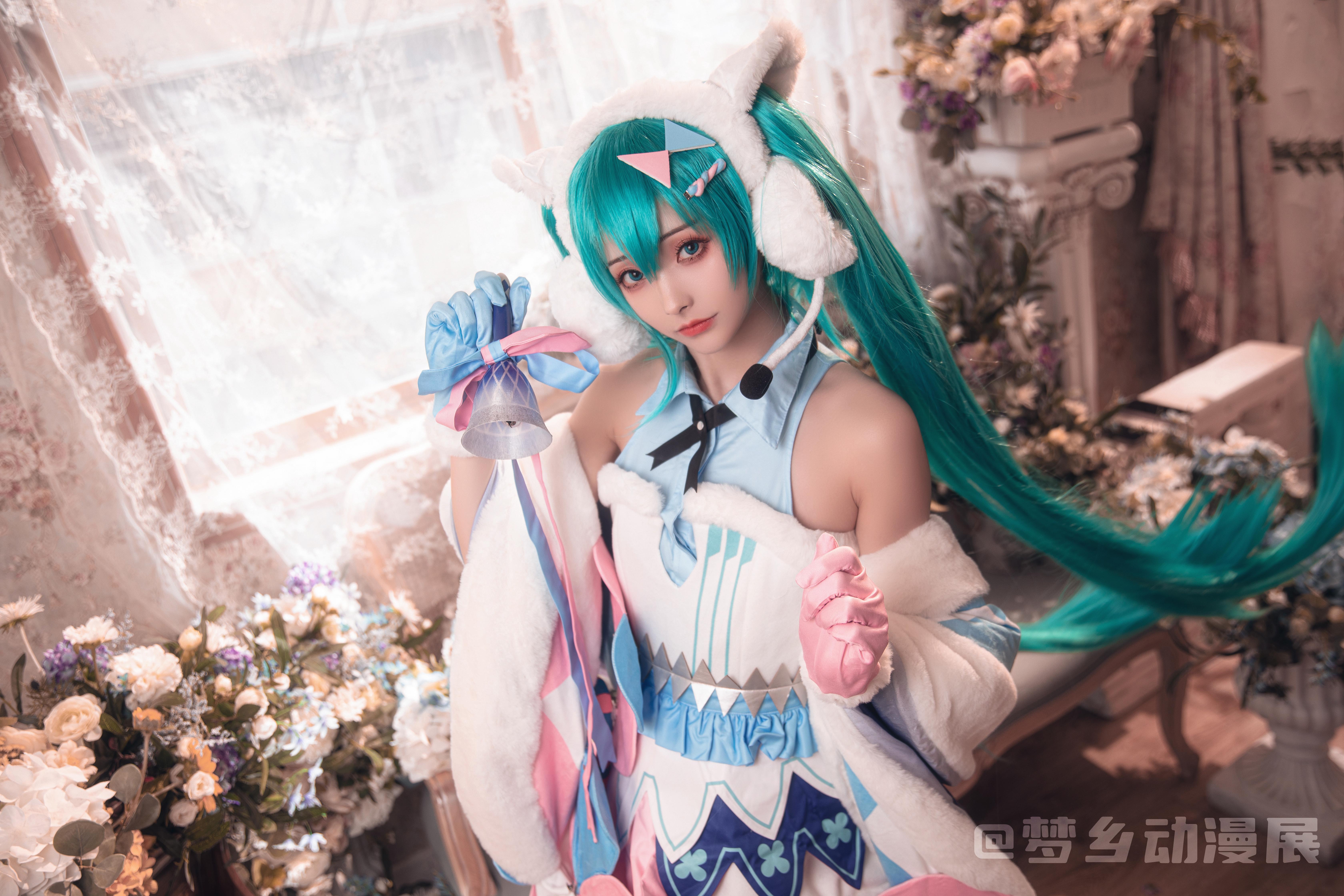 初音未来cos在舞台上唱歌,初音未来cos最有氛围感
