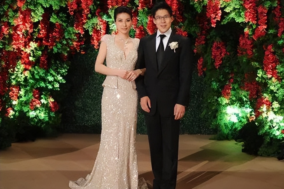 郭晶晶背小布包和老公上街购物 (郭晶晶用的帆布爱马仕包)