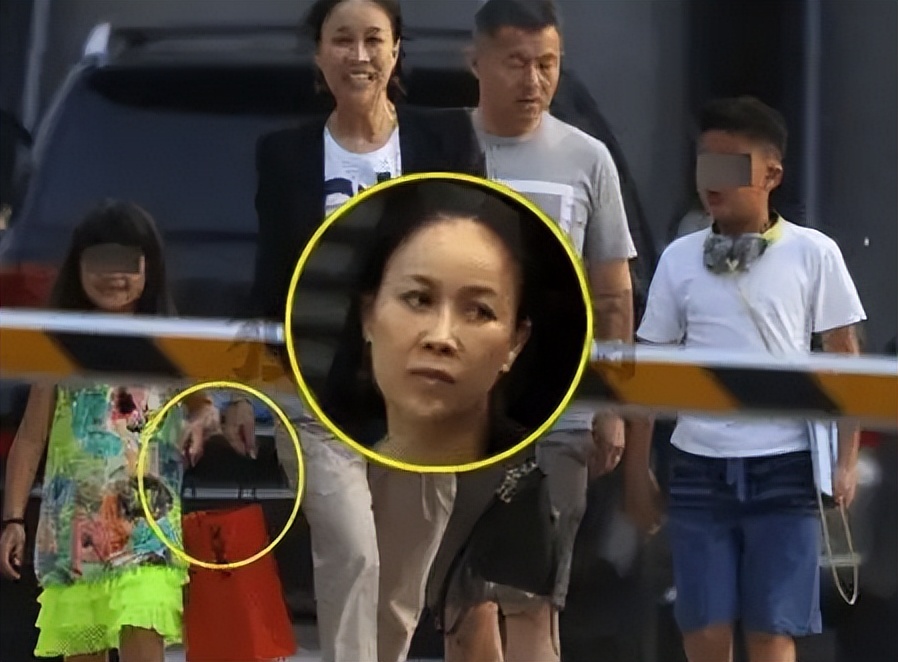 公然挑衅刀郎，机场怒踹粉丝，歌坛“一姐”那英究竟凭啥这么狂？