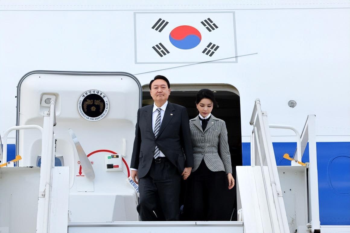 韩国第一夫人用美貌为老公撑门面！穿收腰西装出访加拿大，超拉风