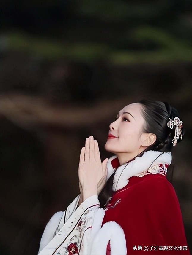 川妹子穿汉服在国外,穿红衣汉服走在国外街头