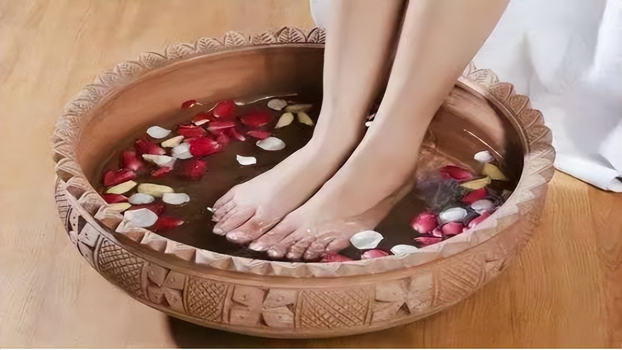 吃饱后的正确姿势是躺着还是坐着,吃饱后是要站着好还是坐着好