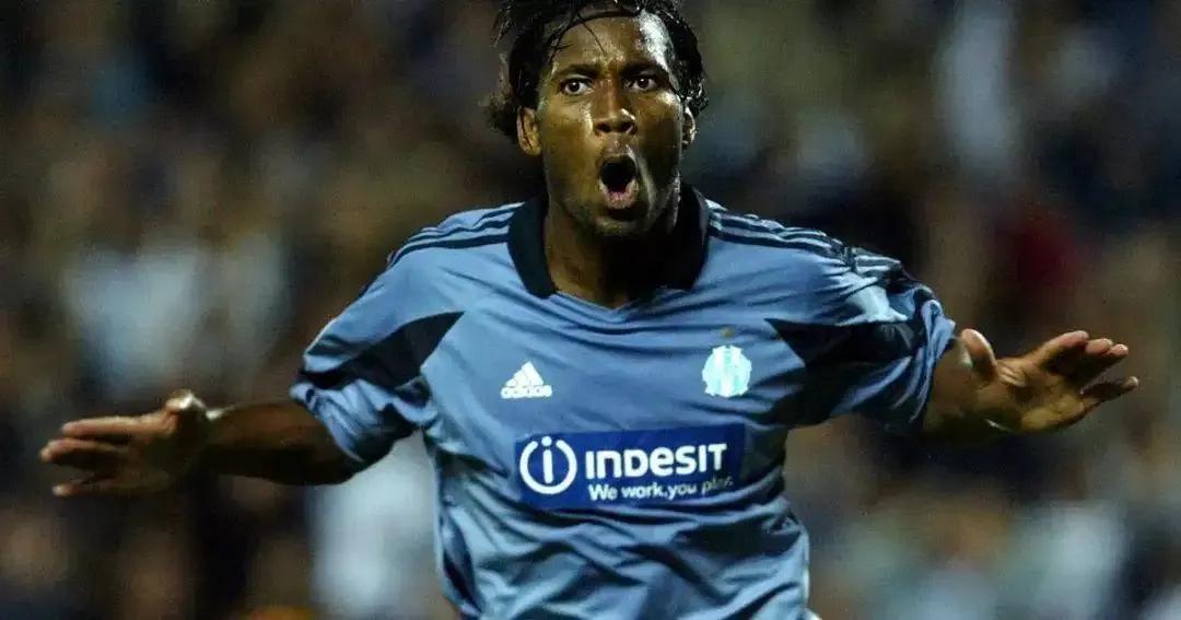 足球名人堂：他凭一己之力阻止了一场战争，是当之无愧的国家英雄