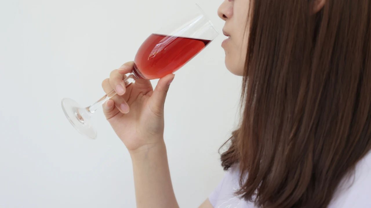 为什么一吃酸的牙齿也会酸,为什么一吃冷热酸甜牙齿就疼