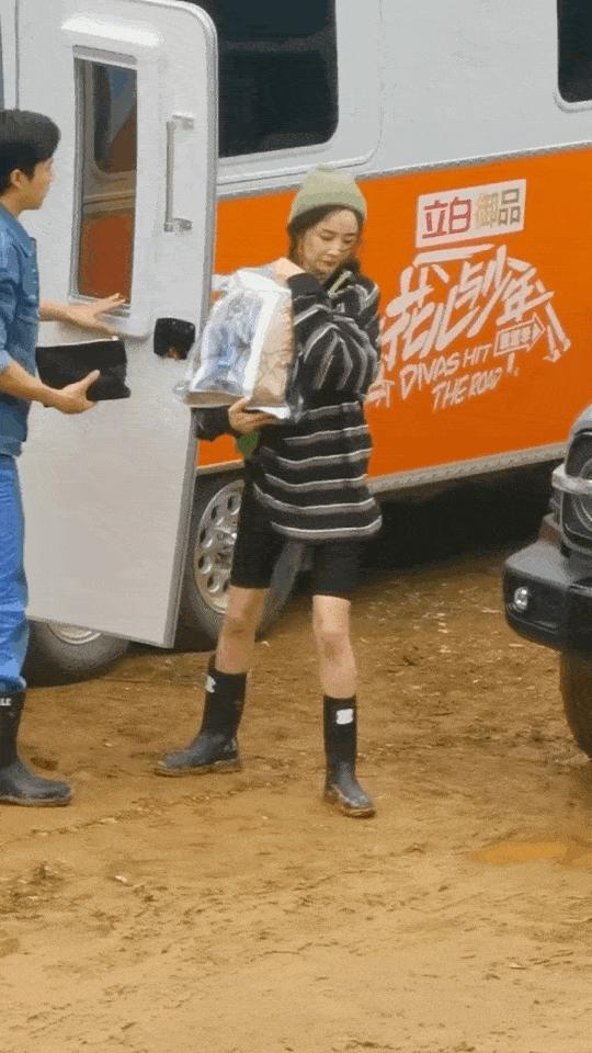 杨幂和娜扎的平底鞋也太美了吧,明星私服杨幂多少钱