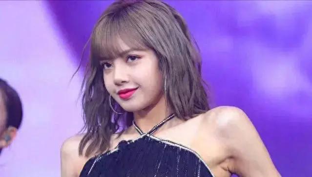 Lisa操作再引热议！晒大尺度照片、妆容变回泰妹，粉丝心疼其