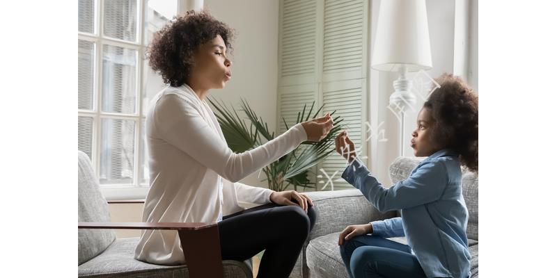 亲爸后妈打孩子被后爸亲妈救走,亲爸后妈把孩子给打了