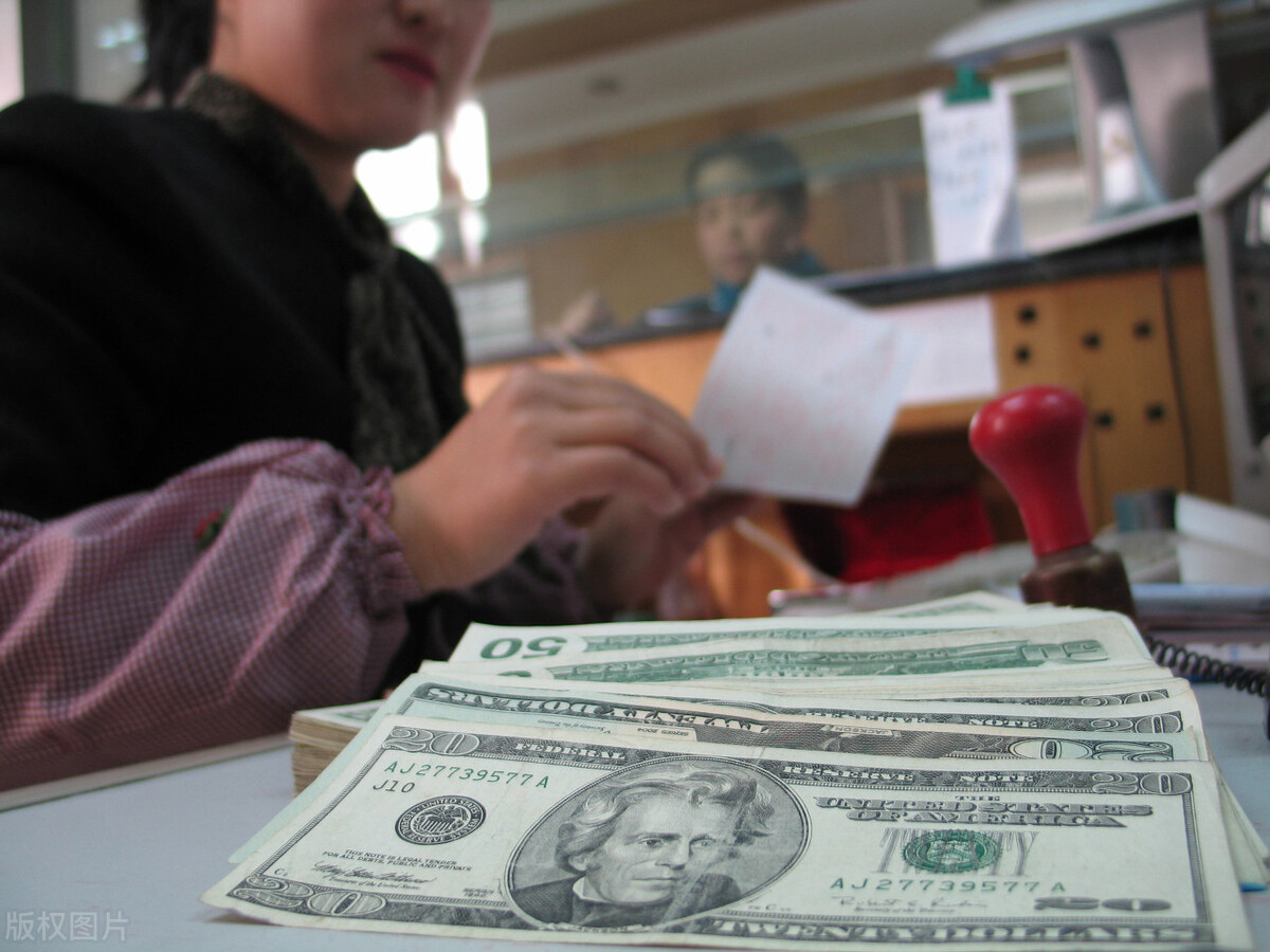 银行基层员工月薪,银行员工工资没达到最低标准