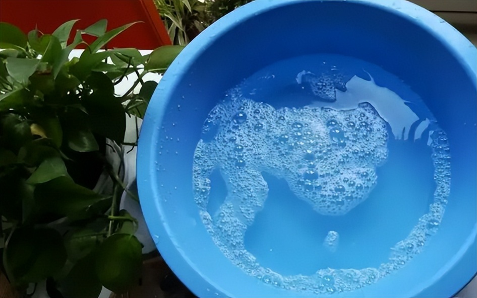 洗衣液洗衣服清洗几遍还是有泡沫,洗衣液洗几遍没有残留