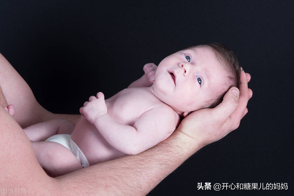 婆婆把5个月的孙子放在沙发上，去削苹果，儿媳听见咚一声气炸了